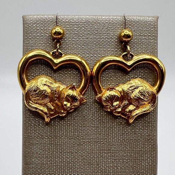 Vintage AVON Gold Tone Sleeping Cat  Heart Earrings Pierced Stud Earrings - Picture 3 of 4
